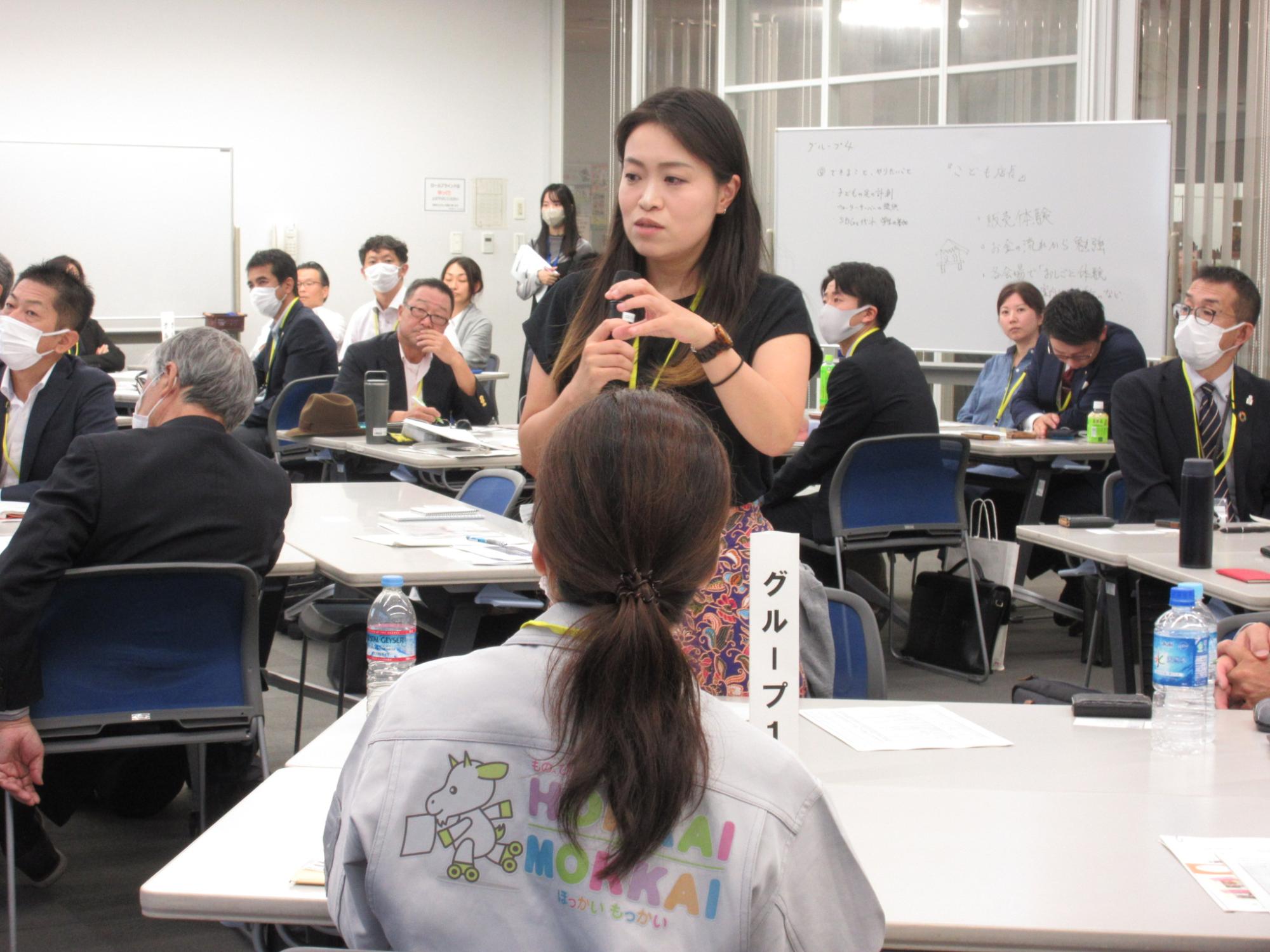 グループで話し合った内容を発表する様子