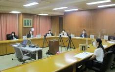 机を四角く並べパネルディスカッションを行う各代表者の写真