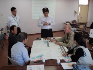 机を囲んだグループワークの様子の写真