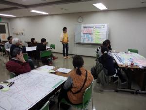 前に立って成果発表を行っている様子の写真