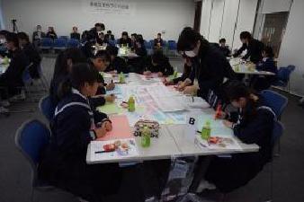 熱心に机に向かっている、中高生まちづくり会議グループワークの様子の写真