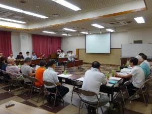 コの字の机で向かい合って着座している、協働まちづくり会議グループワークの様子の写真