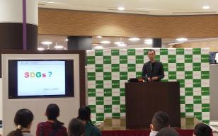 秋山氏による講演の様子