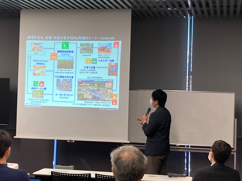 スクリーンに投影された資料を説明する講師