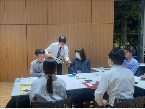 Platform Cloverの活用状況についてインタビューしている様子