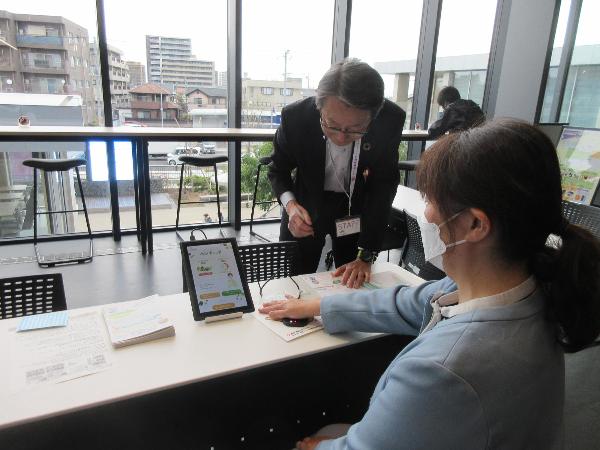 女性が測定する様子