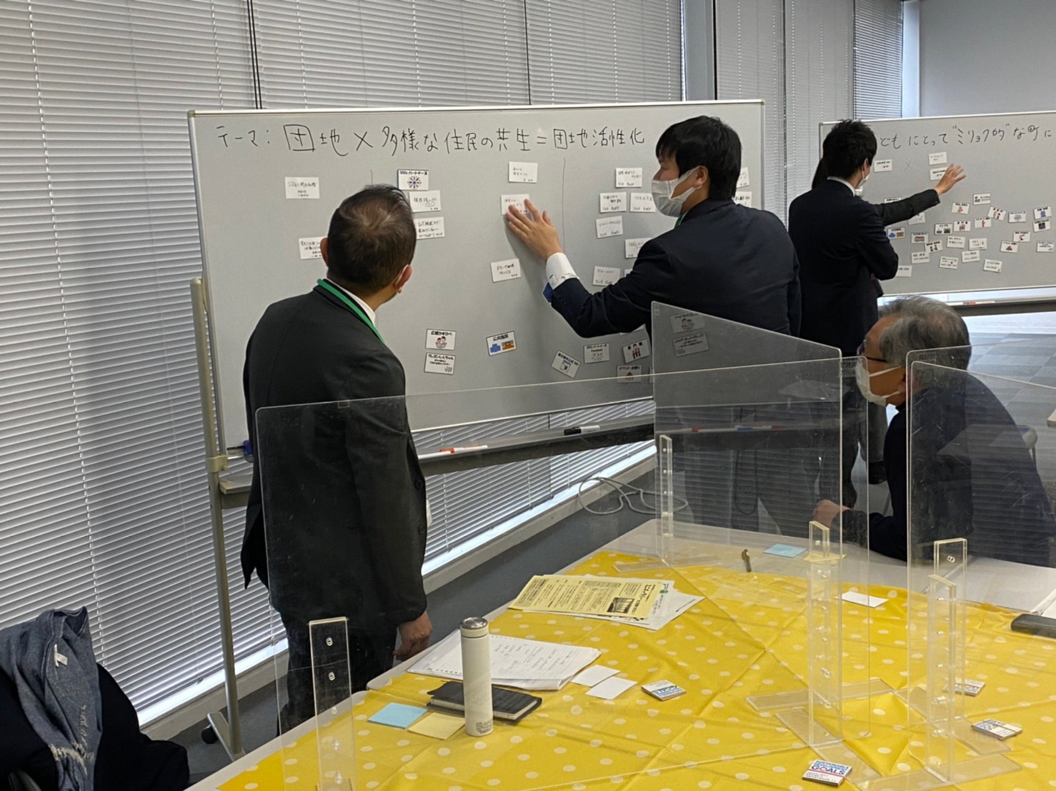 グループワークにおいて、かすかべSDGsパートナーズ会員の強みを記載したリソースカードをホワイトボードに貼り付け、内容ごとにグループ分けをしている様子