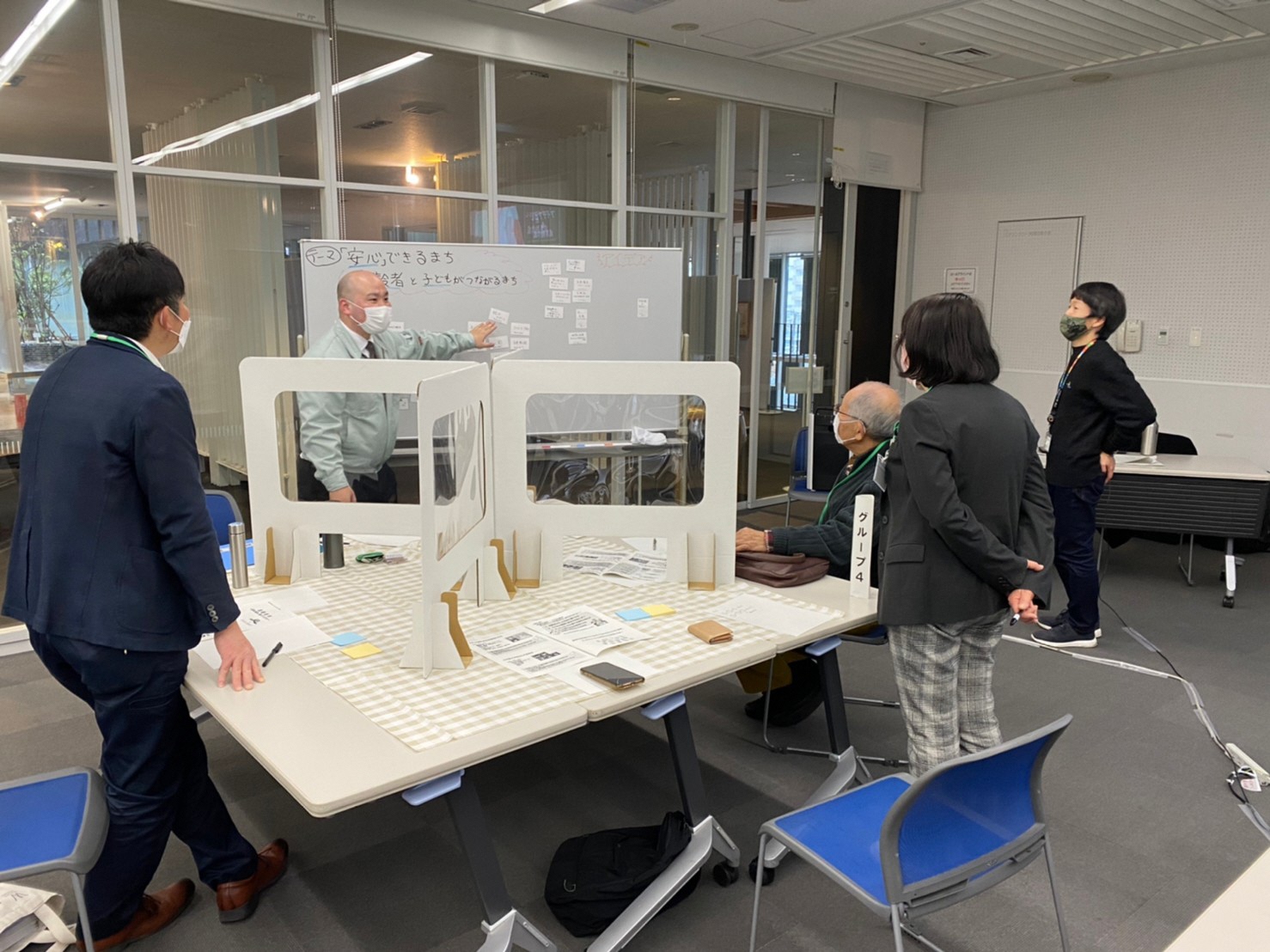 グループワークにおいて、これまでのグループでの議論の内容をまとめている様子