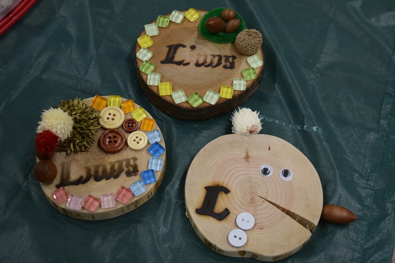 デコレーションした間伐材