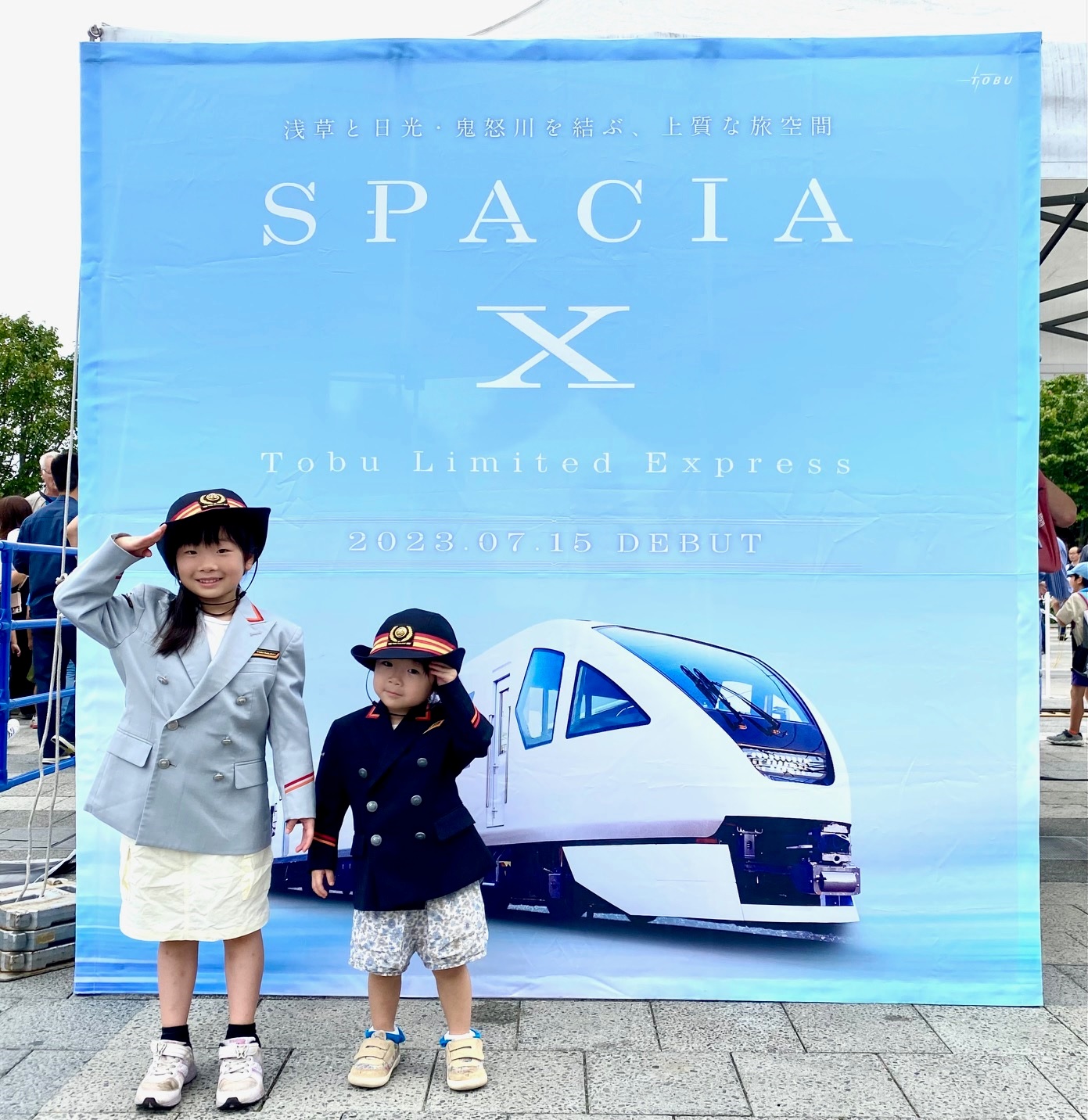 駅長服を着る体験の様子