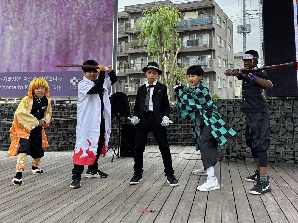 アニメキャラクターに仮装する5人のこどもたち