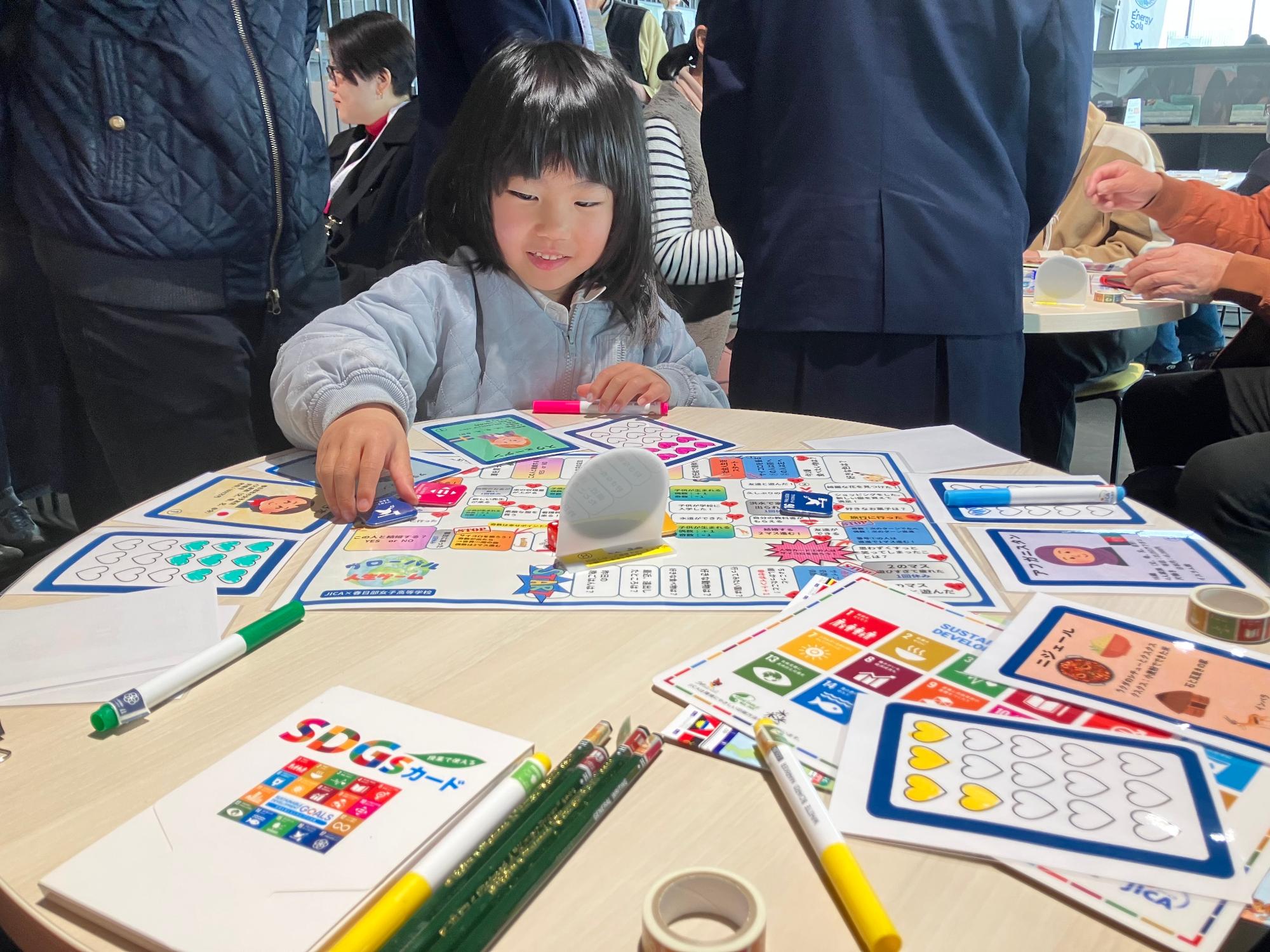 SDGs人生ゲームをする女の子