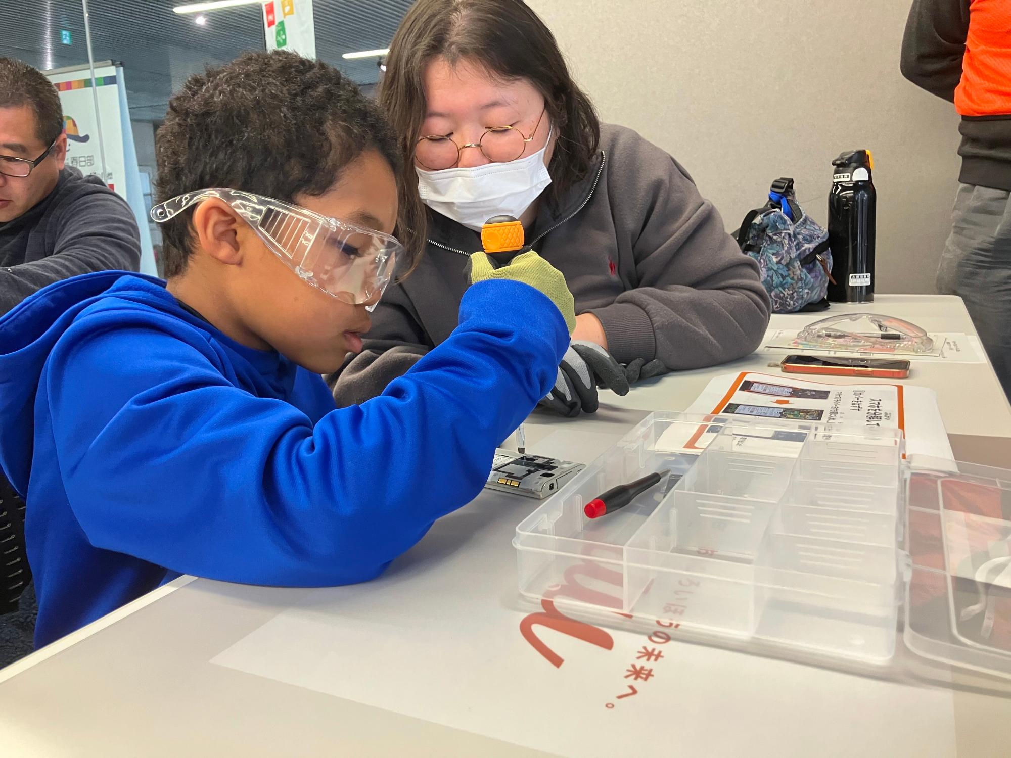 こどもがスマホを分解する様子