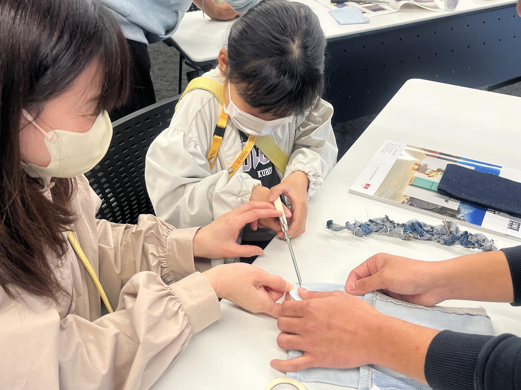 親子がボトムスのハギレを使いバッグを作る様子