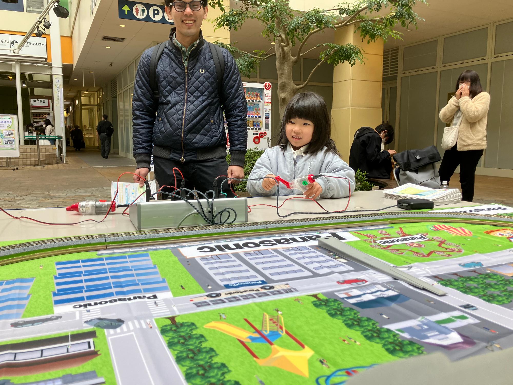 手回し発電機で電車を走らせる様子