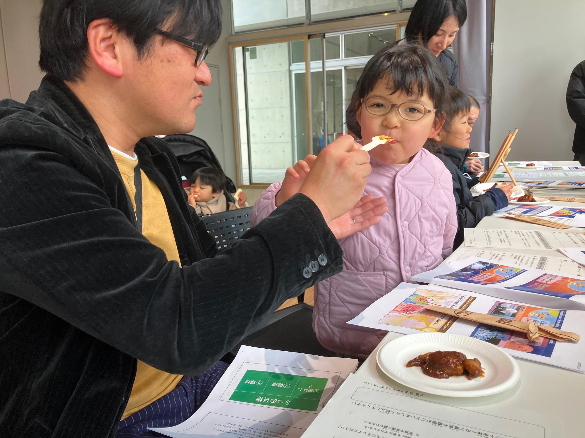 親子でSDGsなフードを食べる様子