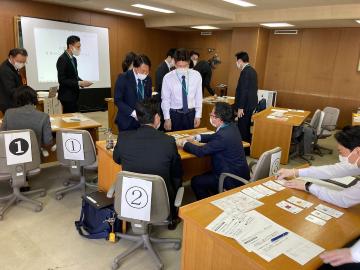 グループに分かれゲームを通して地方創生の方法を学ぶ参加者の写真