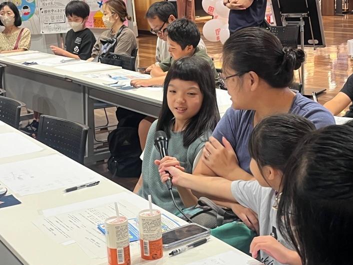 ユニクロ授業中に、参加者の女の子が発表する様子