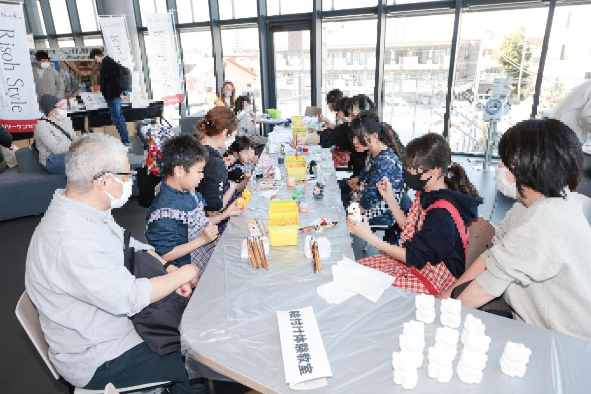 有限会社春日部張子人形店による「張子人形絵付け体験教室」の様子