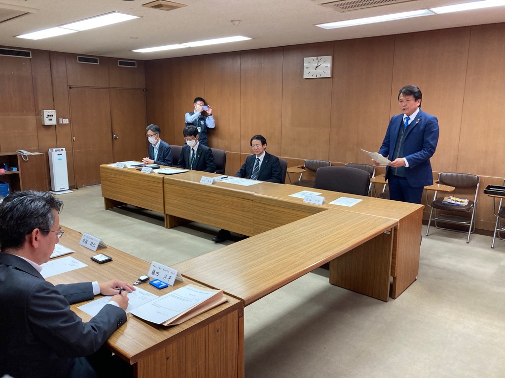 委嘱式で市長が話している様子