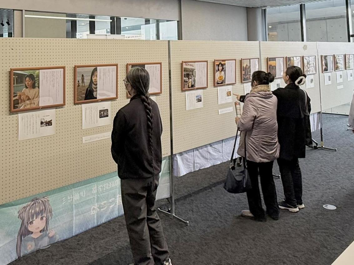 来場者が作品の展示を見る様子