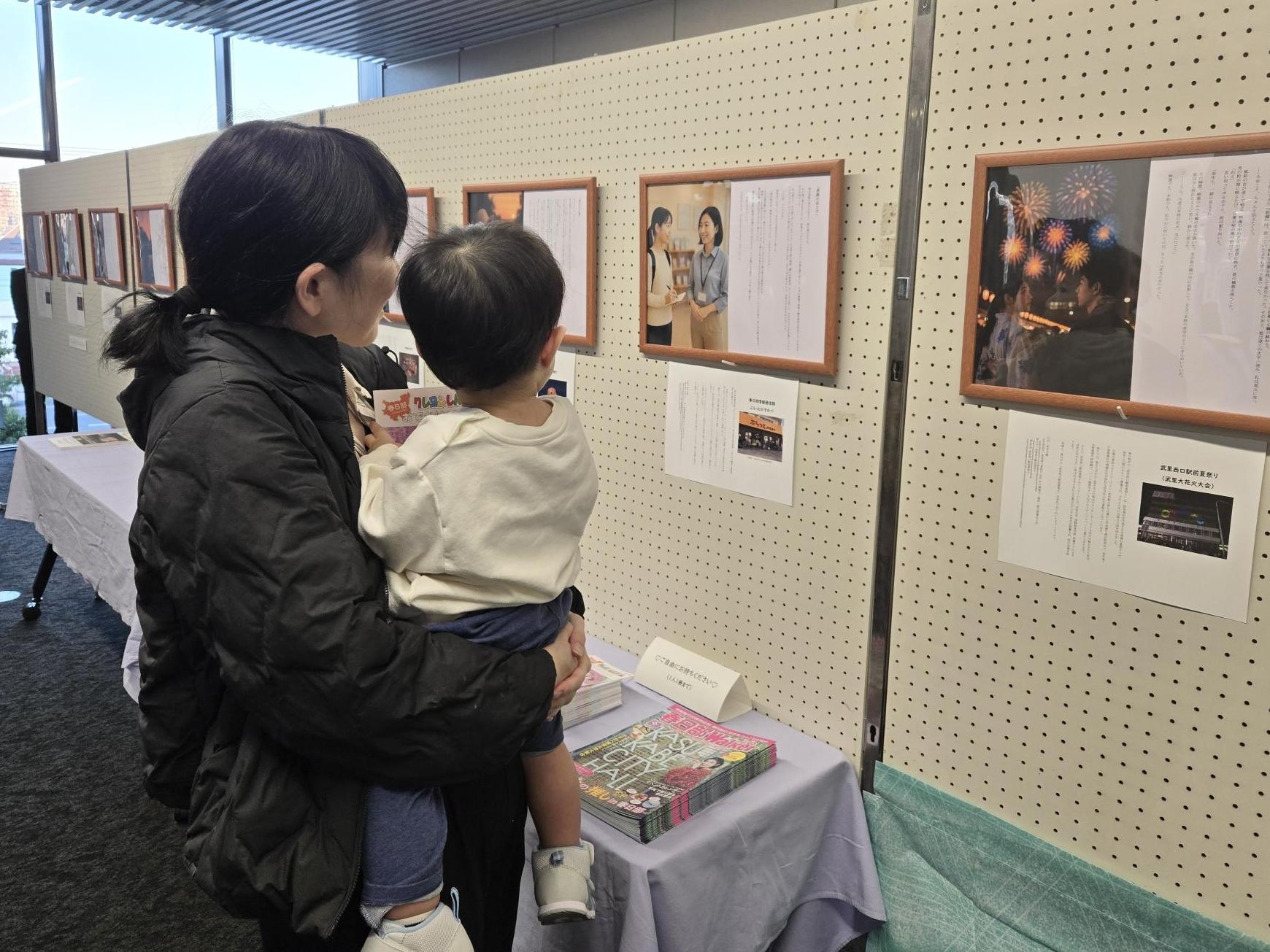 Aiで作成された写真と小説を見る親子の様子