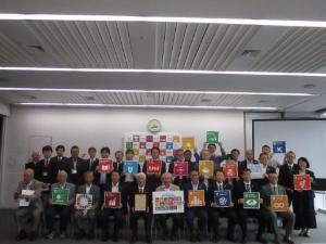 色とりどりのSDGsアイコンカードを持ち記念撮影をする市長と参加会員の写真