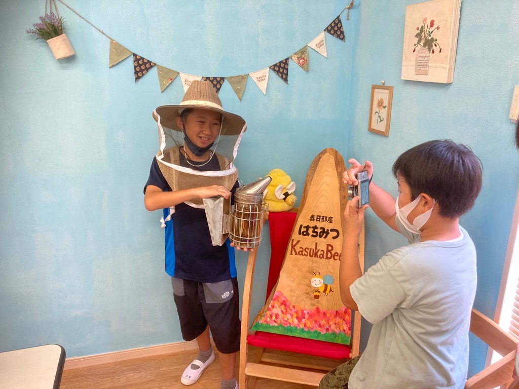 養蜂に使用する道具で記念撮影