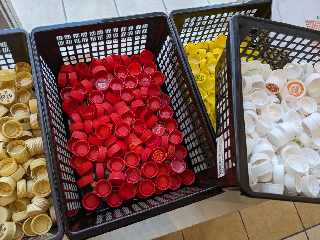 集めたキャップ