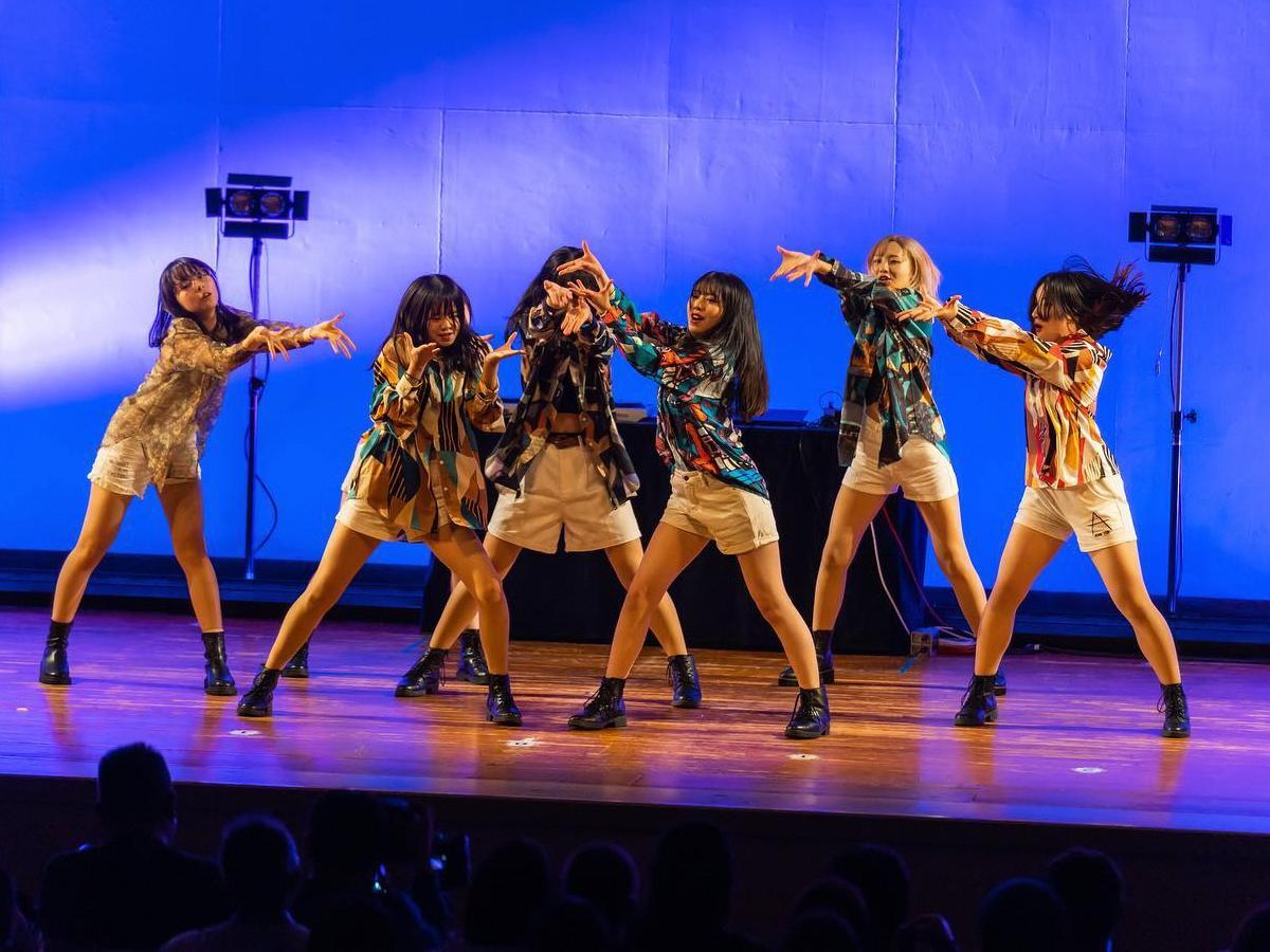 6名の生徒がステージでダンスをする様子