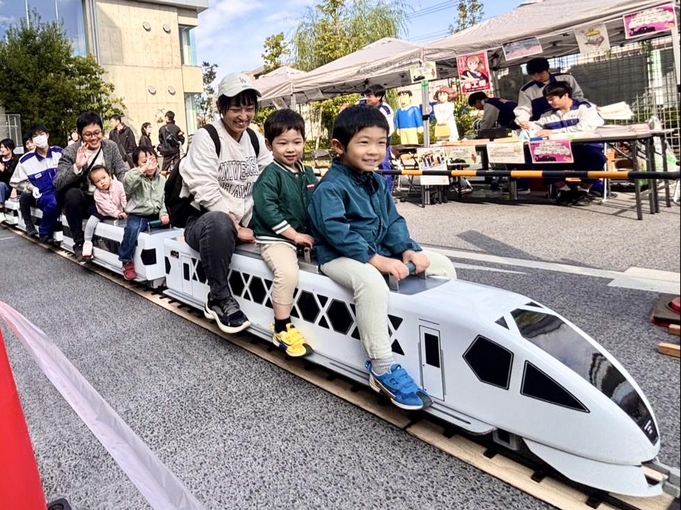 10名以上の親子がミニスペーシアに乗る様子