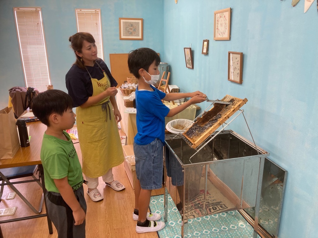 みつろうを削り取る体験