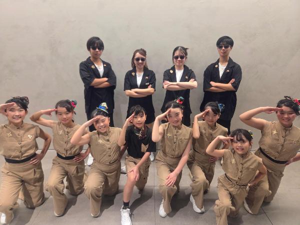 こどもたちが衣装を着て記念撮影をする様子