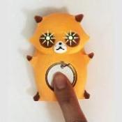 たぬきの人形のお腹に付いているボタンを指で押す様子