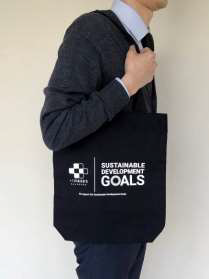 エコバッグを肩に下げた男性の写真