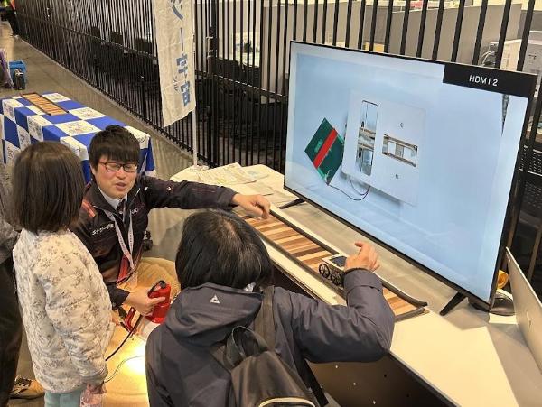 親子がソーラーカーの作成体験をする様子