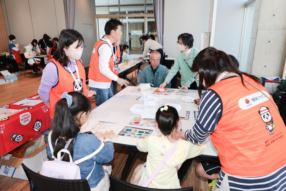 損害保険ジャパン株式会社による「紙食器づくり」の様子