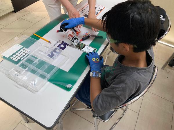 こどもがスマートフォンを分解する様子