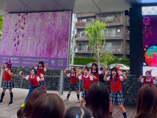 8人の小学生くらいの女の子がステージでダンスをする様子