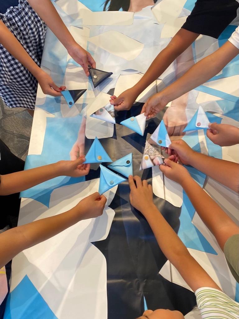 完成したバナー小物ケースを参加者全員で持つ様子