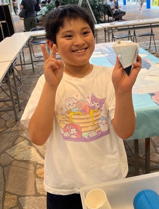 完成した小物ケースを手に持ち、笑顔の男子児童（2人目）