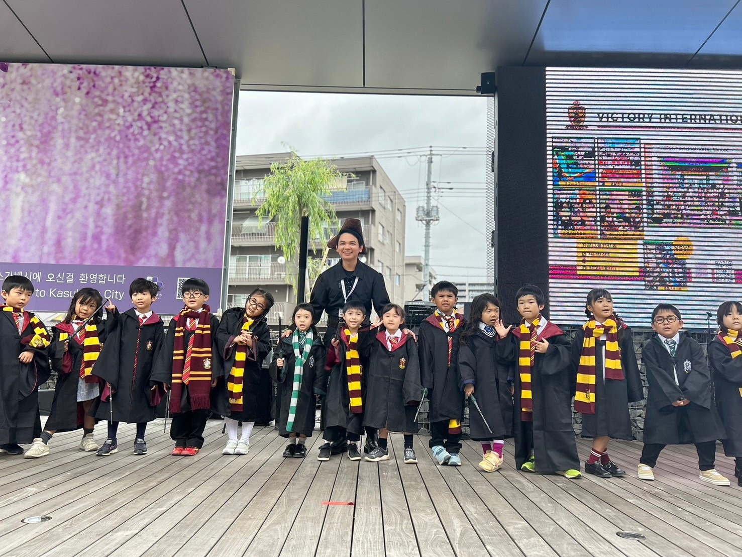 ステージ上の仮装姿のこどもたち14人と大人1人の様子