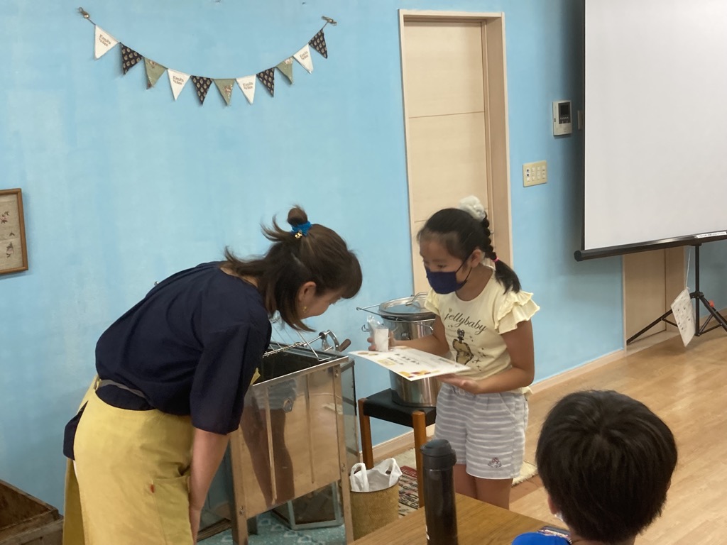 修了証明書を受け取っている様子