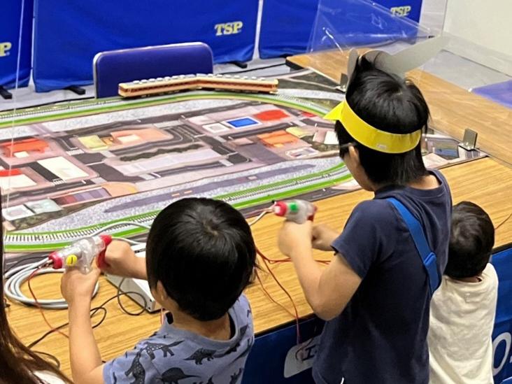 こども2名が手回し発電機を使い電車を走らせる様子