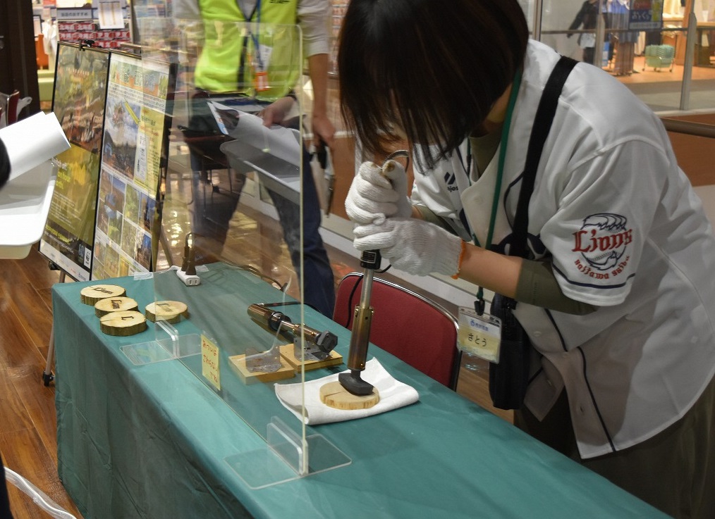 焼き印をつける様子