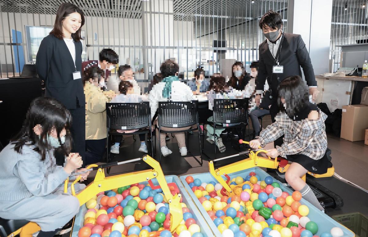 ゼロカーボンシティ推進本部協力団体による「おもちゃのショベルカーで野菜堀りゲーム」の様子