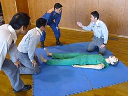 集まってきた人々に身振り手振りで指示を行う男性の写真