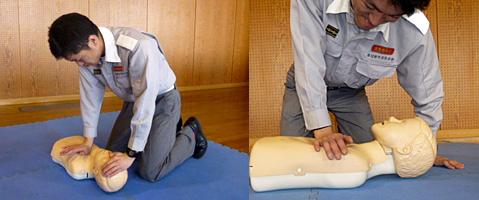 掌の付け根を使って小児マネキンの胸部を圧迫している男性を手前と横から撮影した二枚の写真