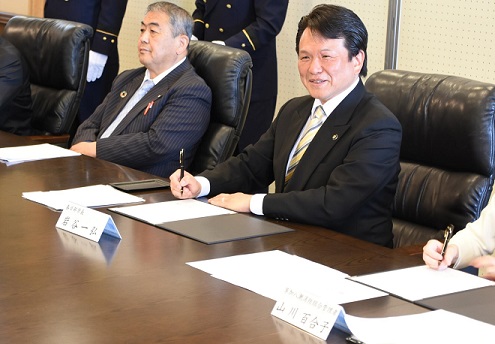 協議書に調印をする岩谷市長