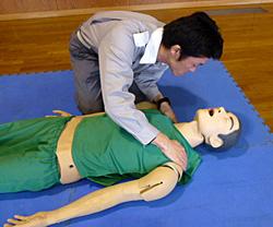 救助用のマネキン人形に声をかける男性の写真